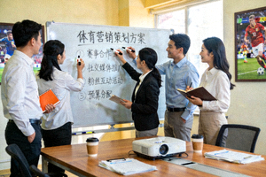 体育策划会议场景 - 团队在白板前讨论营销策略